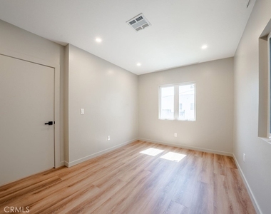 10 Esperanza Avenue - Photo Thumbnail 24