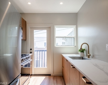 10 Esperanza Avenue - Photo Thumbnail 14