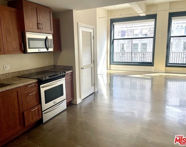 315 W 5th Street - Photo Thumbnail 3
