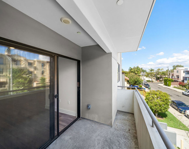 5030 Rosewood Avenue - Photo Thumbnail 10