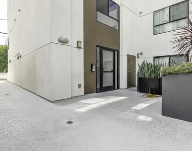 5030 Rosewood Avenue - Photo Thumbnail 20