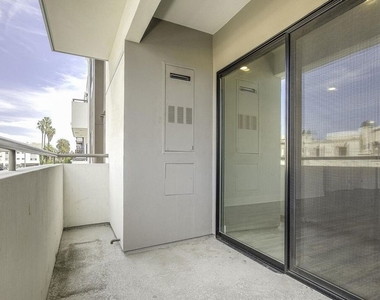 5030 Rosewood Avenue - Photo Thumbnail 5