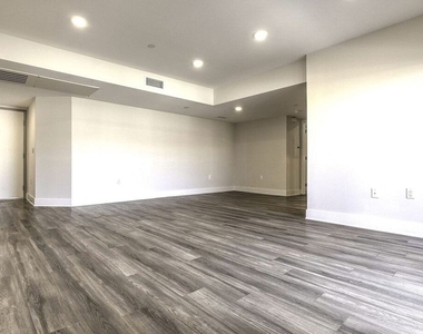 5030 Rosewood Avenue - Photo Thumbnail 8