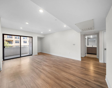 5030 Rosewood Avenue - Photo Thumbnail 3