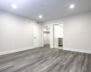5030 Rosewood Avenue - Photo Thumbnail 9