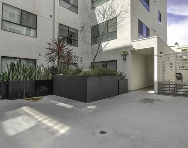 5030 Rosewood Avenue - Photo Thumbnail 19