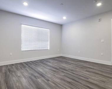 5030 Rosewood Avenue - Photo Thumbnail 10