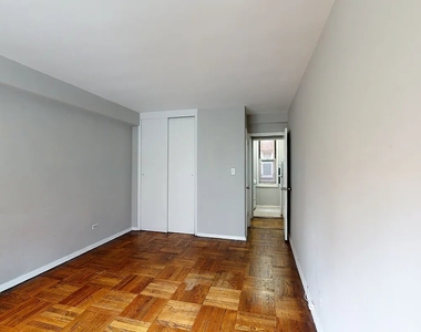 East 58th Street - Photo Thumbnail 4