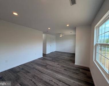 242 Parkside - Photo Thumbnail 8