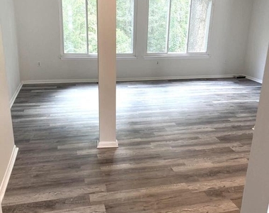 15947 Dorset Road - Photo Thumbnail 4