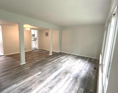 15947 Dorset Road - Photo Thumbnail 6