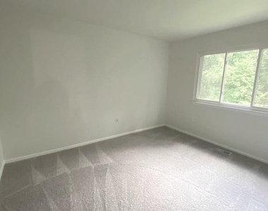 15947 Dorset Road - Photo Thumbnail 9