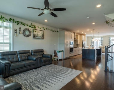 10536 My Girl Place - Photo Thumbnail 10
