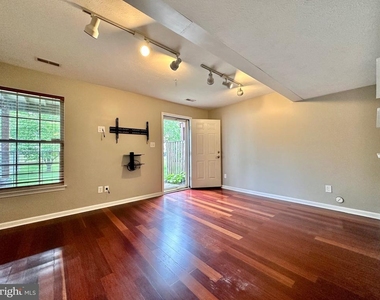 2107 Mardic Drive - Photo Thumbnail 4