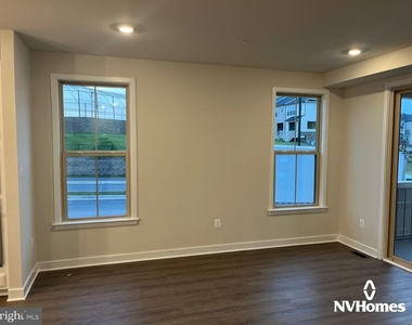 6000 Stoneroller St - Photo Thumbnail 10