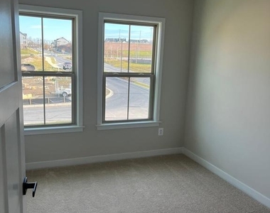 6000 Stoneroller St - Photo Thumbnail 9