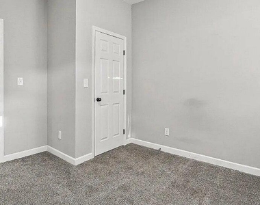 2301 Whittier Avenue - Photo Thumbnail 16