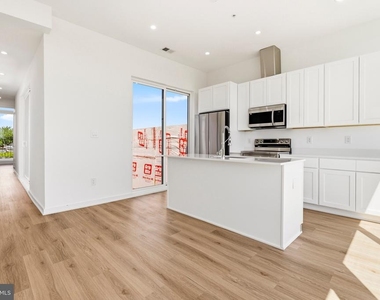 710 Kennedy Street Nw - Photo Thumbnail 5