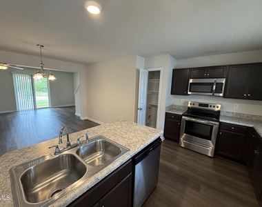 1063 Peony Lane - Photo Thumbnail 6