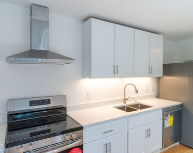 402 E Martin Street - Photo Thumbnail 4