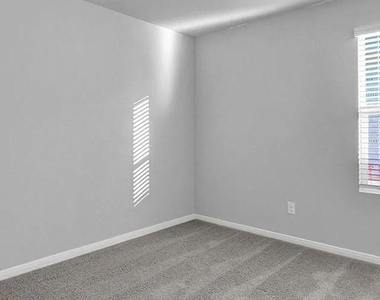 211 Hamilton Pool Ln - Photo Thumbnail 2