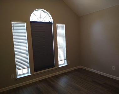 8706 Priest River Dr - Photo Thumbnail 2