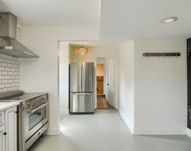 1011 Berrywood Dr - Photo Thumbnail 4