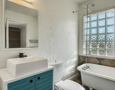 1011 Berrywood Dr - Photo Thumbnail 15