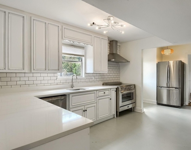 1011 Berrywood Dr - Photo Thumbnail 10