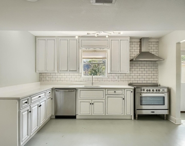 1011 Berrywood Dr - Photo Thumbnail 2