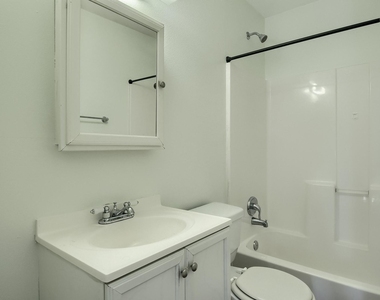 1011 Berrywood Dr - Photo Thumbnail 21