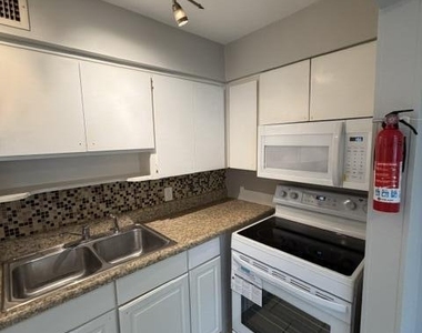 3044 Walton Street - Photo Thumbnail 4