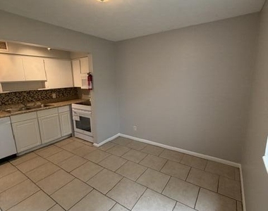 3044 Walton Street - Photo Thumbnail 2