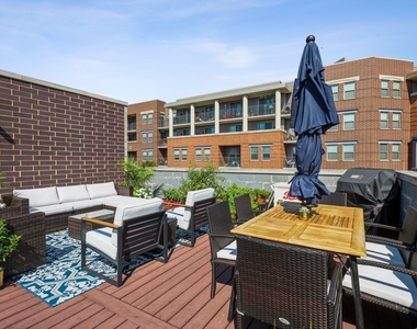 1008 N Larrabee Street - Photo Thumbnail 10