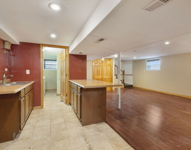 566 N Howard Avenue - Photo Thumbnail 8