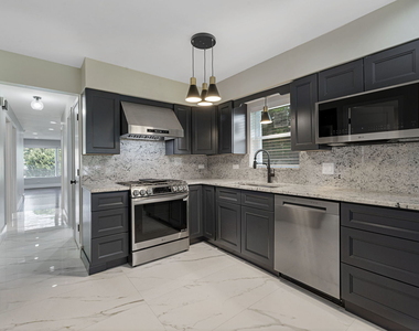 566 N Howard Avenue - Photo Thumbnail 5
