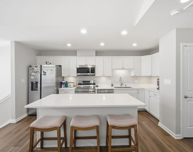 7214 Farmstead Lane - Photo Thumbnail 10