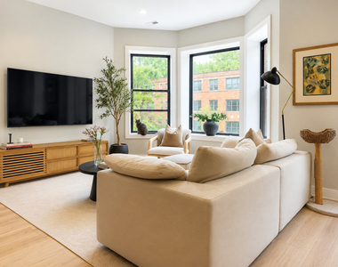 1309 N Rockwell Street - Photo Thumbnail 4