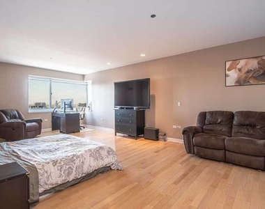 737 W Washington Boulevard - Photo Thumbnail 17