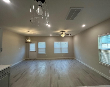 1511 Revolution Way - Photo Thumbnail 7