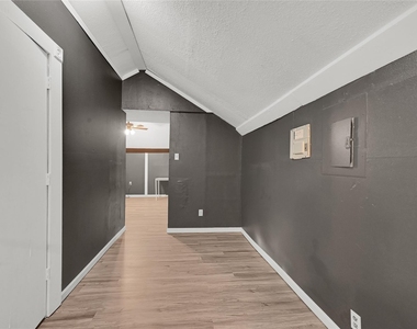 310 N Rock Island St - Photo Thumbnail 7