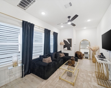 1352 W 24th Street - Photo Thumbnail 2
