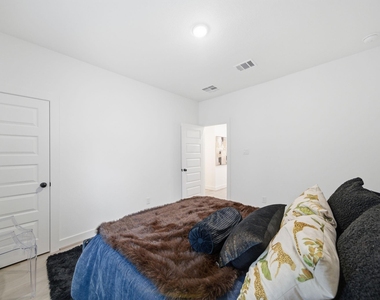 1352 W 24th Street - Photo Thumbnail 12