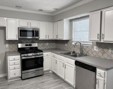 3131 Mosby Drive - Photo Thumbnail 5