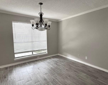 3131 Mosby Drive - Photo Thumbnail 6