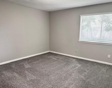 3131 Mosby Drive - Photo Thumbnail 11