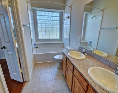 6607 Lake Woodlands Dr - Photo Thumbnail 17