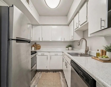 2815 Greenridge Drive - Photo Thumbnail 2