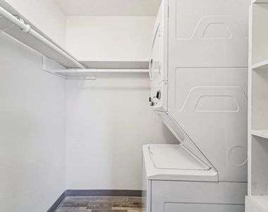 2815 Greenridge Drive - Photo Thumbnail 9