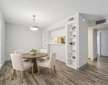 2815 Greenridge Drive - Photo Thumbnail 2